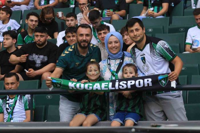 Şarkıcı Bayhan’dan Kocaelispor Camiasına Jest