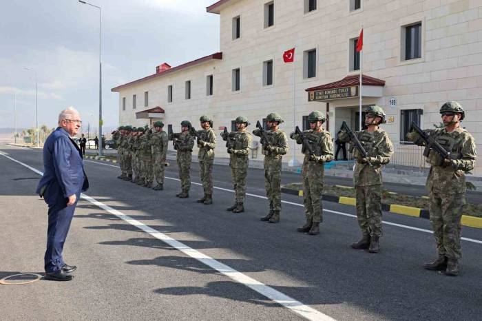 Bakan Güler, Komando Birliğinde İncelemelerde Bulundu