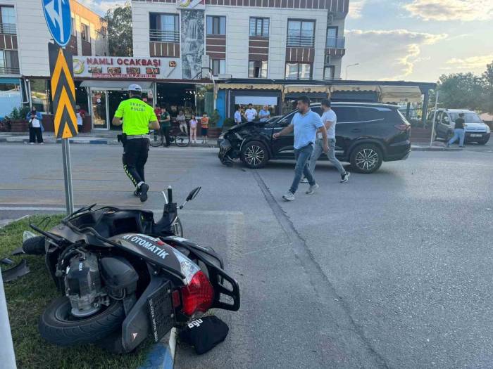 Manisa’da Motosiklet İle Cipin Çarpışma Anı Kamerada: 2 Yaralı