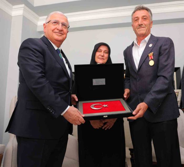 Bakan Güler Gazi Ve Ailesiyle Evinde Bir Araya Geldi