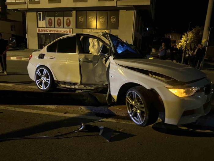 Burdur’da Kontrolden Çıkan Otomobil Aydınlatma Direğine Çarptı, Sürücü Kayıplara Karıştı