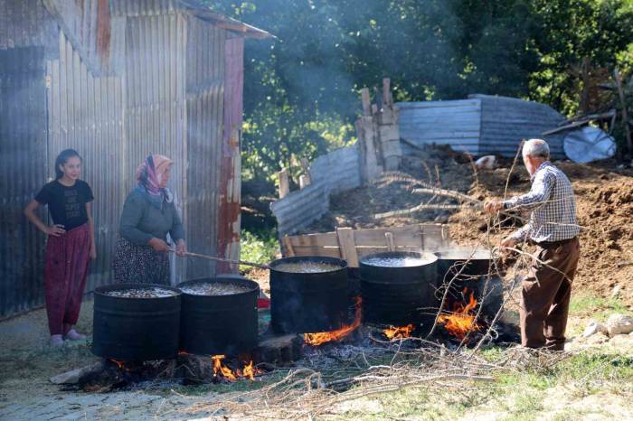 Kahramanmaraş’ta Kazanlarda Kaynatılan Buğday Organik Bulgur Haline Getiriliyor