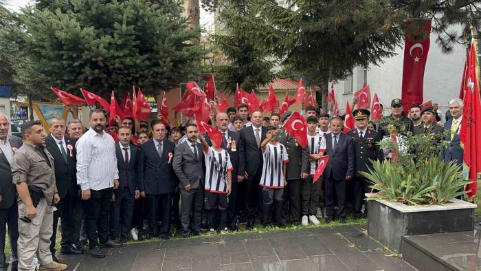 Tatvan’da Gaziler Günü Yağmur Altında Kutlandı