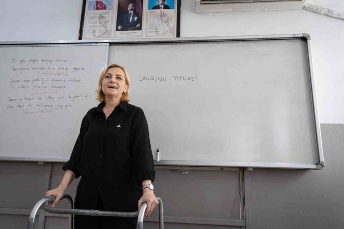 Enkazdan 25. Saatte Kurtulan Aslı Öğretmen, Çok Sevdiği Mesleğine Geri Döndü