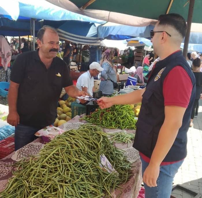Selçuk Polisi Pazarda Vatandaşları Dolandırıcılık Yöntemlerine Karşı Bilgilendirdi