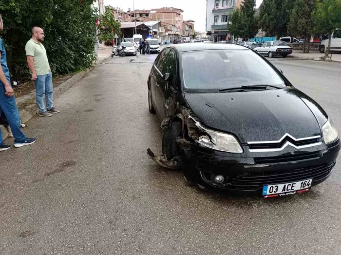 Kontrolden Çıkan Otomobil, Park Halindeki 2 Otomobile Çarptı