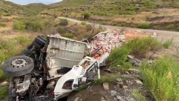 Kamyon Bariyerlere Çarpıp Devrildi: 1 Yaralı