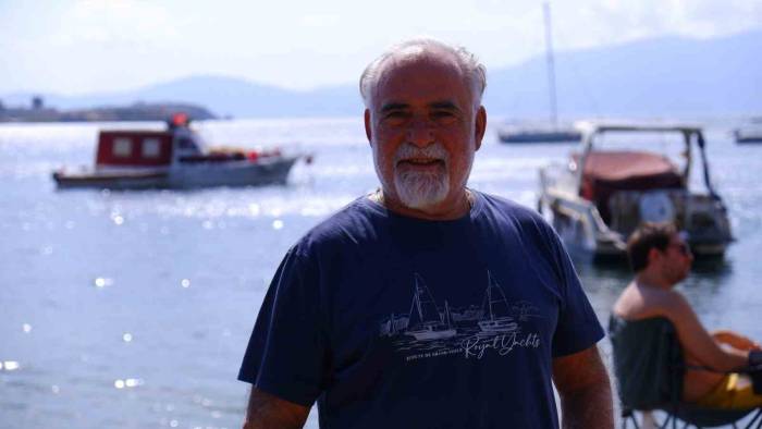 Foça’da İlginç Olay: Denizde Yüzen Kişinin Göbeğine Martı Kondu