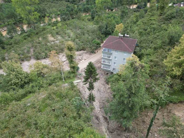 Heyelan 5 Katlı Binayı Teğet Geçti, Faciadan Dönüldü