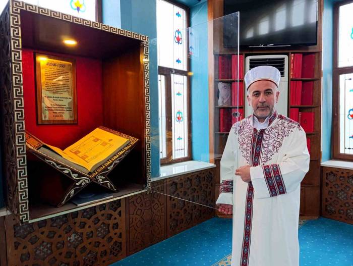 Cumhurbaşkanı’nın Hediye Ettiği 428 Yıllık Kur’an-ı Kerim Replikası İlgi Görüyor