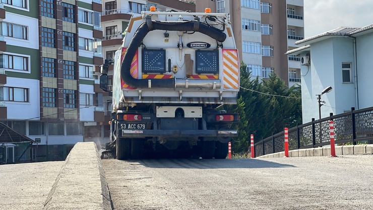 rizenin-cayeli-ilcesinde-temizlik-araclarini-kullanan-aysegul-colakoglu-butun-kadinlara-ornek-oluyor-2.jpg