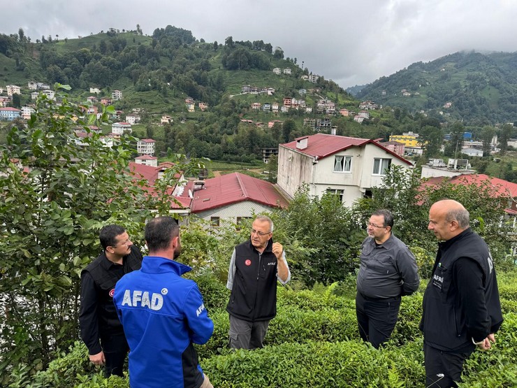 afad-afet-ve-acil-durum-yonetimi-baskanligi-heyeti-rizenin-guneysu-ilcesindeki-heyelan-riski-altindaki-bolgeyi-ziyaret-ederek-incelemelerde-bulundu-3.jpg