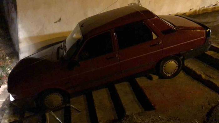 Amasya’da Trafiğe Kapalı Alana Giren Alkollü Sürücünün Otomobili Merdivende Asılı Kaldı