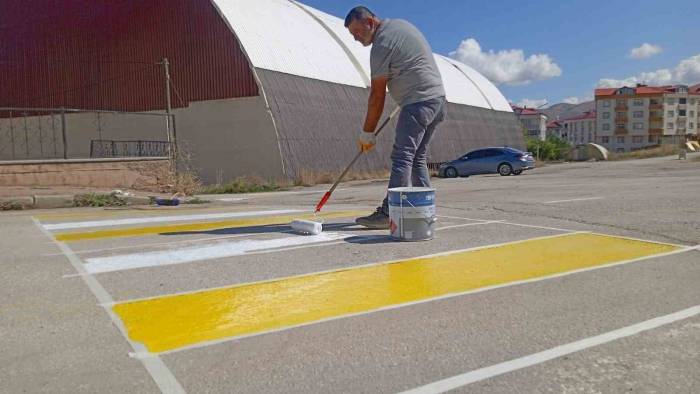 Bayburt’ta Yaya Geçidi Çizgileri Boyanarak Trafik İşaret Levhaları Yenilendi