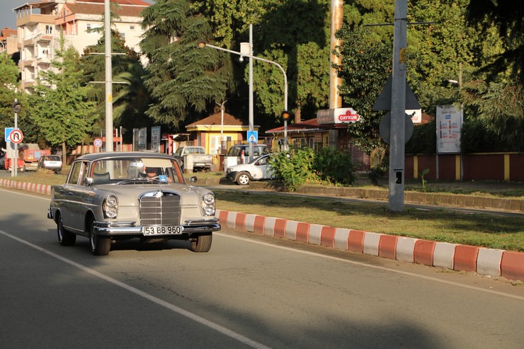 rizede-hobi-olarak-toplamaya-basladigi-mercedes-araclar-isine-donusurken-en-degerli-modeli-de-1960-model-bir-arac-oldu-2.jpg