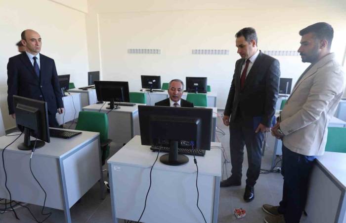 Prof. Dr. Karabulut, Bilgisayar Laboratuvarında İncelemelerde Bulundu