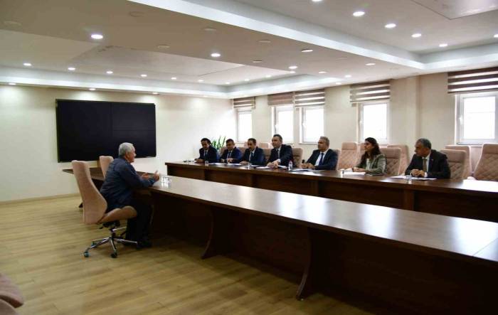 Vali Çiçek, Vatandaşları Dinlemeye Devam Ediyor