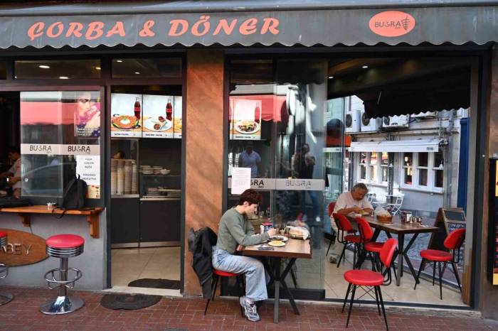 Beşiktaş Belediyesi’nin Öğrenci-ye Uygulamasıyla Üniversite Öğrencileri Ücretsiz Yemek Yiyebiliyor