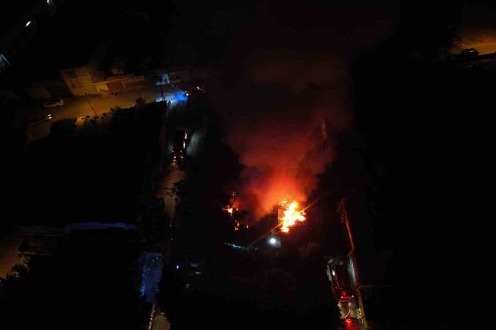 Bursa’da Palet Fabrikasında Korkutan Yangın: Alevler Geceyi Aydınlattı