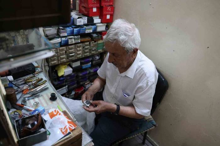 Diyarbakır’da 90 Yaşındaki Saat Tamir Ustası 58 Yıldır 2 Metrekarelik Alanda Zamanla Uğraşıyor