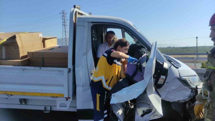 Otobanda Kamyonet Otomobile Çarptı