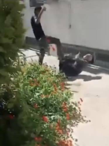 75 Yaşındaki Adamı Acımasızca Darp Etti, O Anlar Kameraya Yansıdı