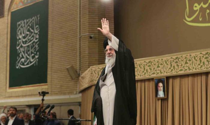 İran Dini Lideri Hamaney’in Güvenli Bir Bölgeye Götürüldüğü İddia Edildi