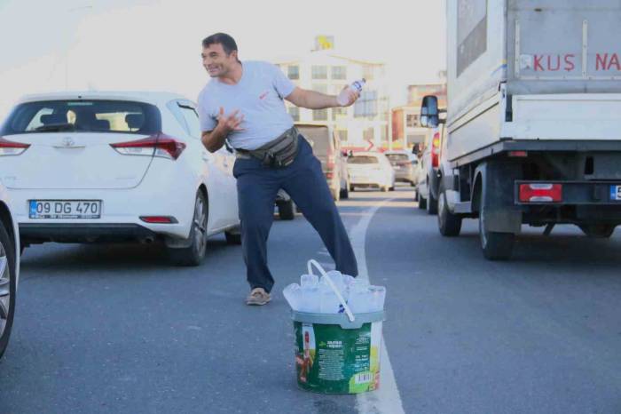 Bir Şişe Suyla Birlikte Bolca Mutluluk Satıyor