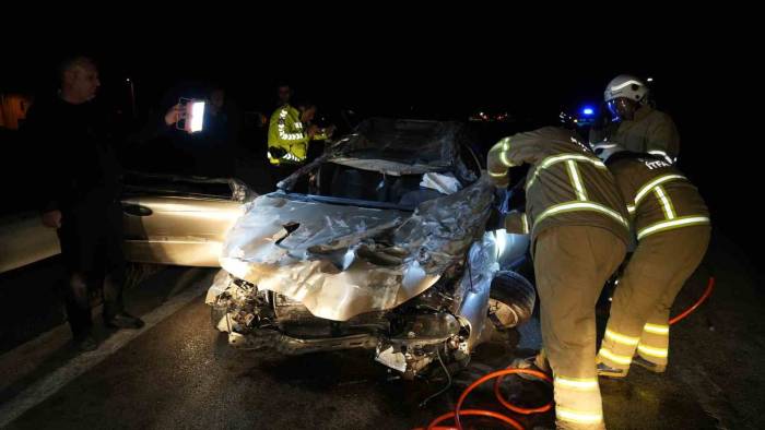 Karşı Şeride Geçen Otomobil Metrelerce Sürüklendi: 2 Yaralı