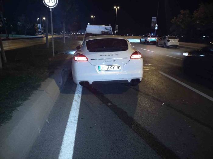 Pendik’te Otomobilin Çarptığı Motosiklet, Kontrolden Çıkarak Park Halindeki Araca Çarptı: 1 Yaralı