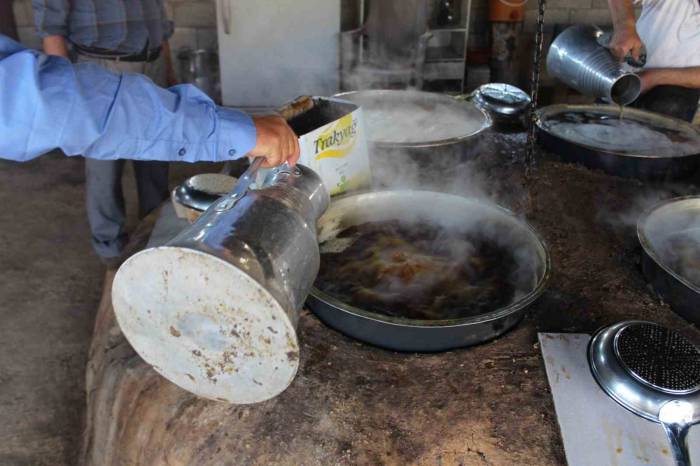 Siirt’te İskambo Pekmezinin Yapımına Başlandı