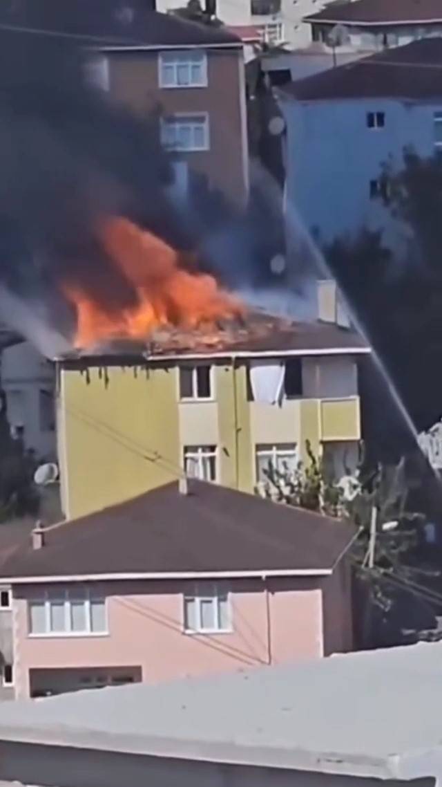 Sultanbeyli’de Apartmanın Çatısı Alev Alev Yandı