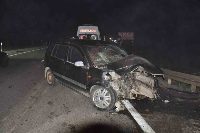 Otomobilin Seyir Halindeki Kamyona Çarptığı Kaza Kameraya Yansıdı