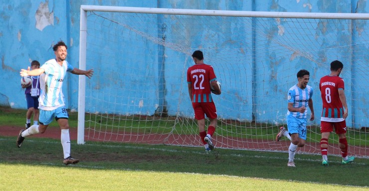 nesine-3-lig-3-grup-4-hafta-karsilasmasinda-pazarspor-sahasinda-karsilastigi-viransehir-belediyesporu-5-0-maglup-ederek-sezonun-ilk-galibiyetini-elde-etti-1.jpg