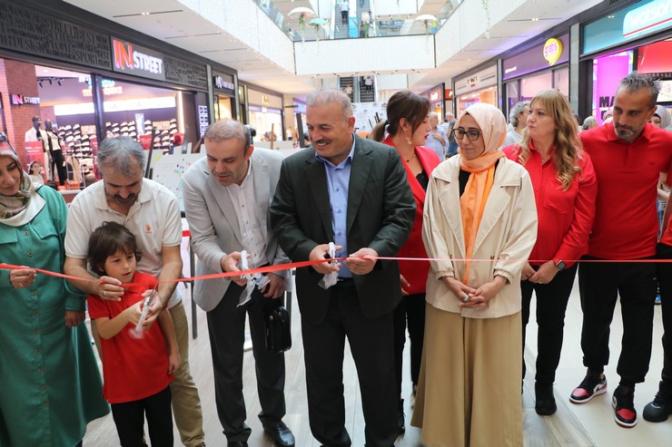 kalp-yetmezligi-nedeniyle-55-yillik-bekleyisin-ardindan-kalp-nakli-olan-ama-yine-de-hayata-tutunamayan-esila-tufekcinin-beklerken-cizdigi-resimler-rizede-sergilendi-5.jpg