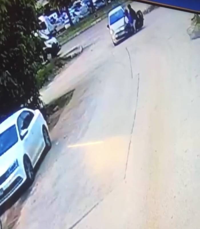 Hızla Gelen Motosiklet Otomobile Çarptı: 2 Kişinin Yaralandığı Kaza Kamerada