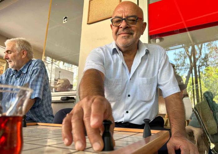 Bu Kıraathanede Çeneler Değil Beyinler Çalışıyor