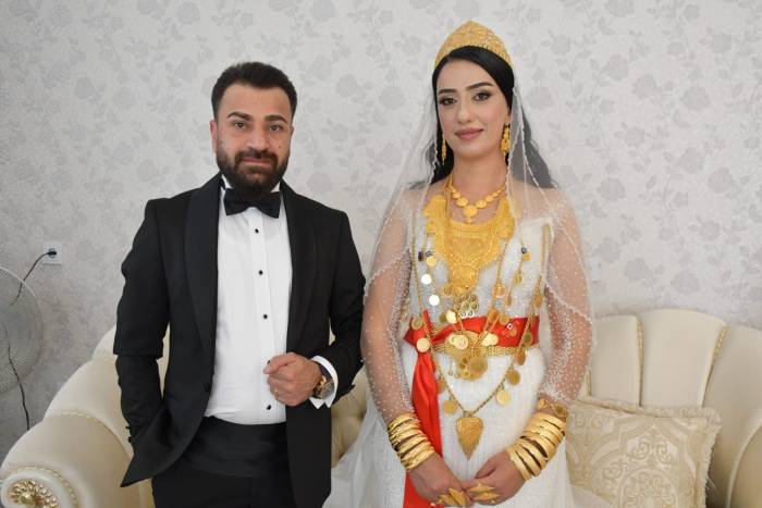 Van’da Aşiret Düğününde Geline 4 Kilo Altın, Damada 10 Milyon Tl Takıldı