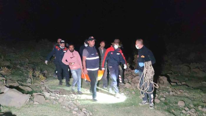 Kaybolan Şahsın Cenazesi Düştüğü Yerden 3 Saatlik Çalışma Sonucu Çıkarıldı