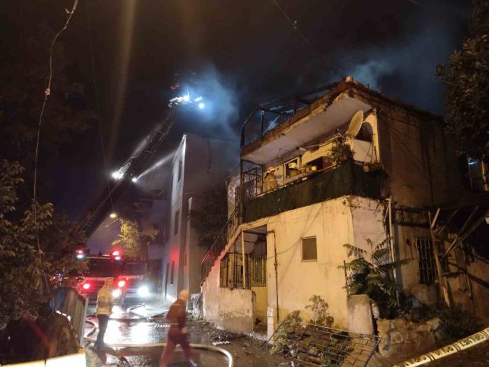 Pendik’te İki Katlı Ev Alev Alev Yandı
