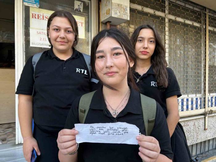 Eyüpsultan’da Yolda Para Bulan 3 Kız Öğrenciden Örnek Davranış