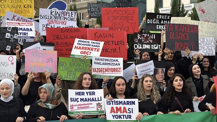 aykur-rizesporlu-taraftarlardan-kadina-siddet-ve-cocuk-istismarina-karsi-tepki-yuruyusu-2.jpg