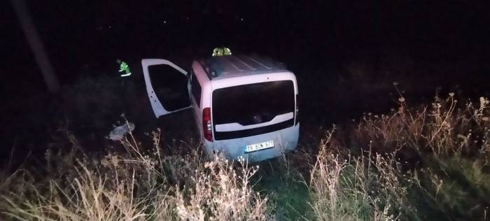 Kontrolden Çıkan Hafif Ticari Araç Şarampole Uçtu, Sürücü Yaralandı