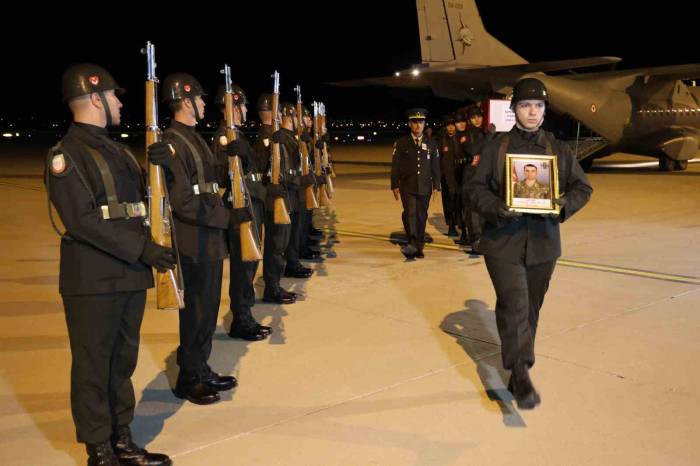 Şehit Oğlunu Karşılayan Baba Hasan Alan: “Ülkesi, Devleti, Namusu İçin Kahramanca Şehit Oldu”