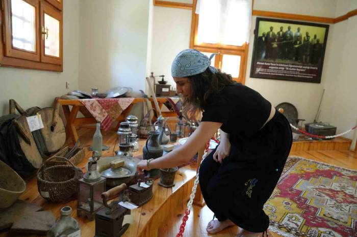 Ahmet Kutsi Tecer Kültür Evi Genç, Yaşlı, Yerli Ve Yabancı Birçok Ziyaretçiyi Ağırlıyor