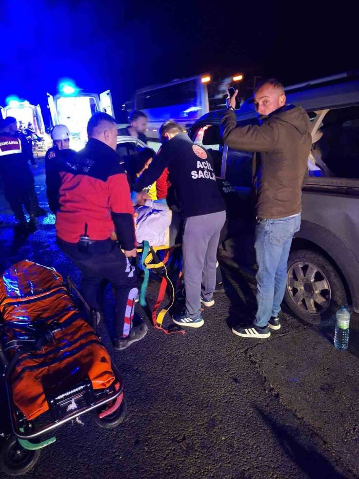 Otoyolda Zincirleme Kaza: 2 Yaralı