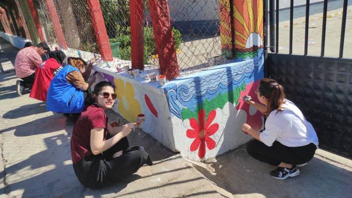 Gönüllü Gençler İlkokul Duvarlarını Renklendirdi