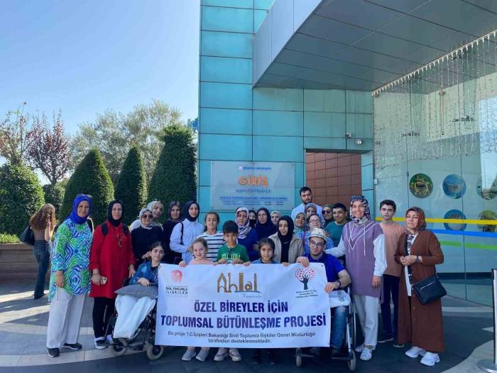 Ahlatlı Engelliler İstanbul’un Tarihi Ve Turistik Mekanlarını Gezdi