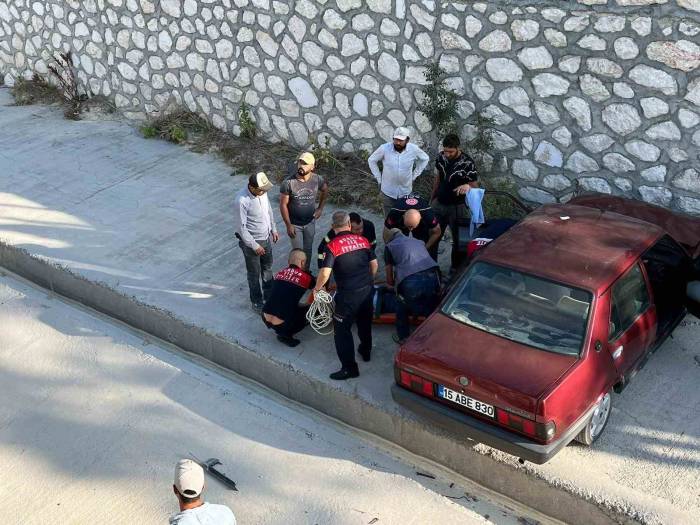 Burdur’da Çaya Düşen Otomobil Sürücüsünü İtfaiye Kurtardı