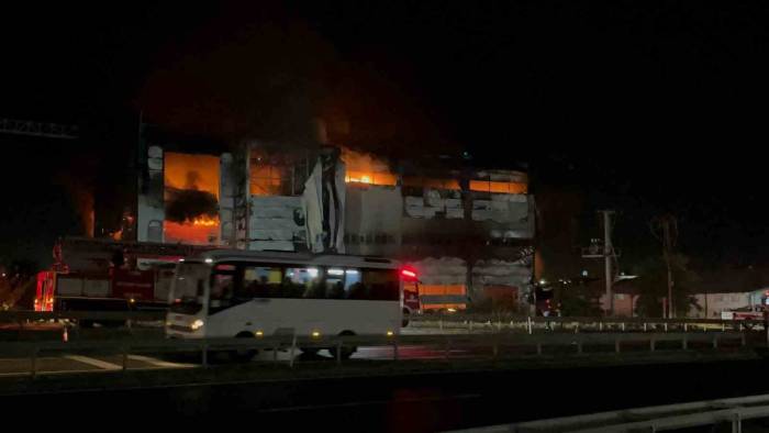 Fabrikada Çıkan Yangın Sürüyor: İçeriden Patlama Sesleri Geliyor